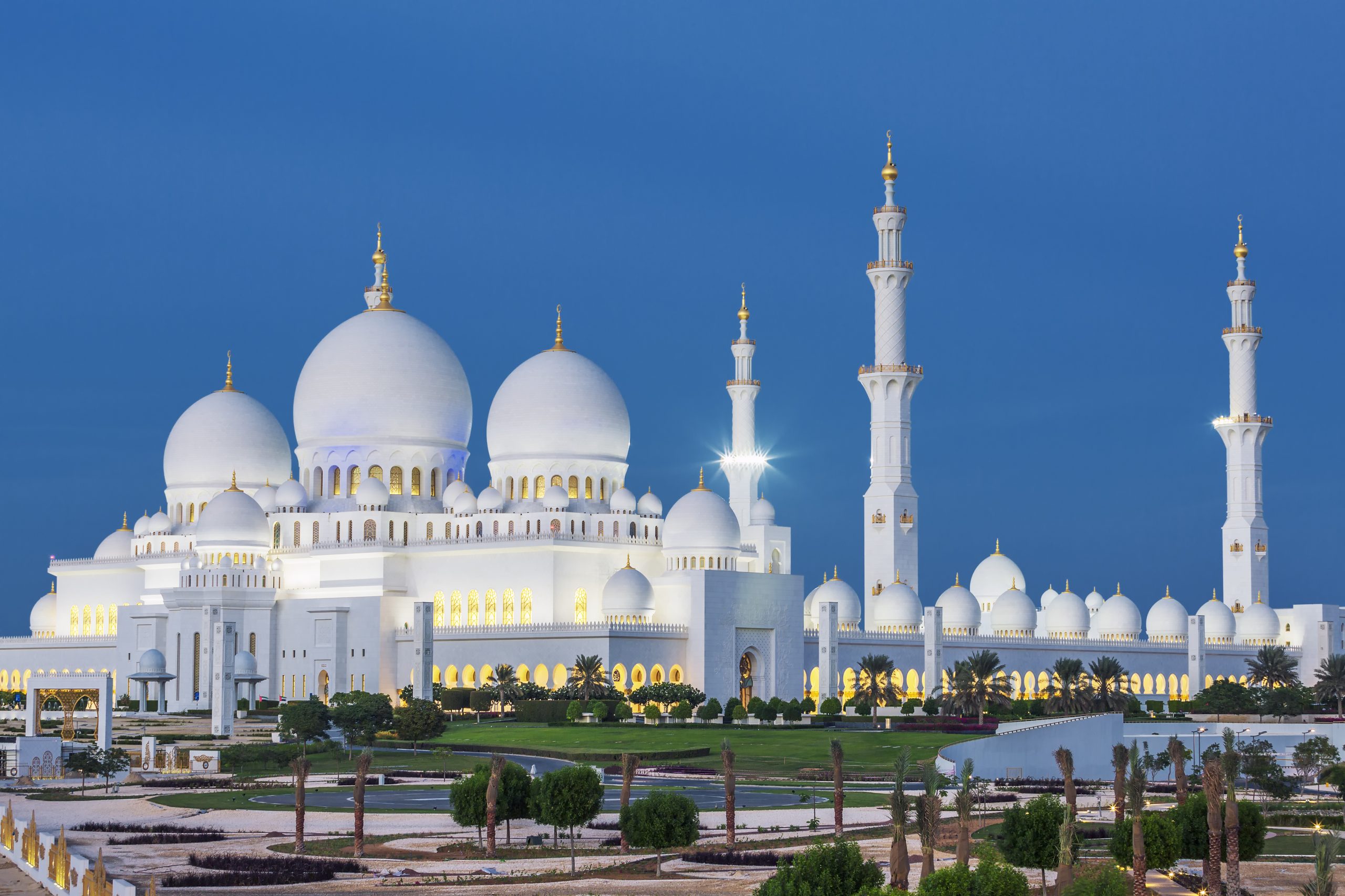 View of famous Abu Dhabi Sheikh Zayed Mosque